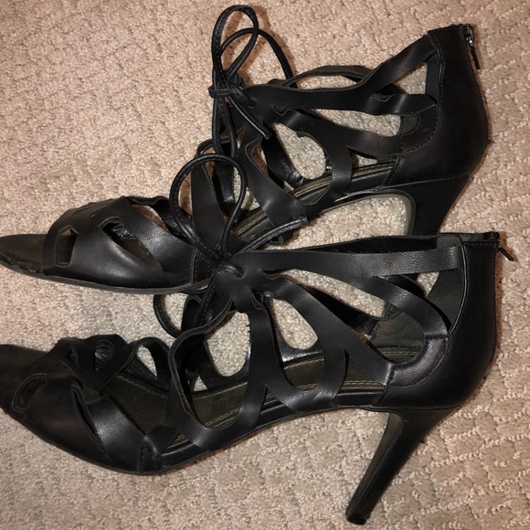 SUPER CUTE VERSATILE HEELS !! - Picture 4 of 6